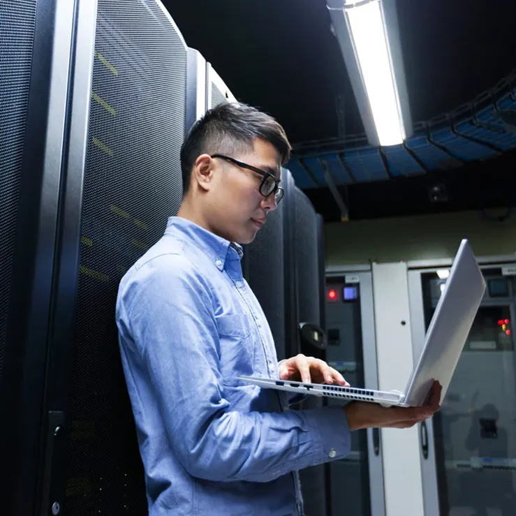 Aziatische man die oplossingen voor serverbeheer biedt in datacenter